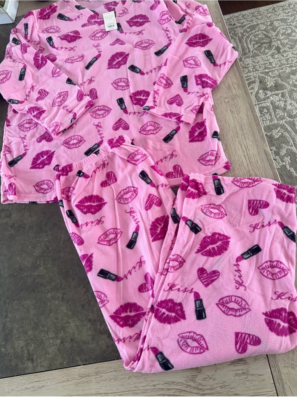 Mayfair Micro fleece Cozy lips -Print V-Neck Pajama Set - pink - Picture 3 of 7